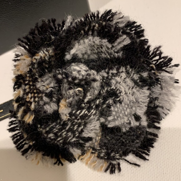 RARE 🦄 CHANEL🖤New Tweed Frayed Fray Raw Edge Camellia Flower Floral Brooch Pin - Picture 13 of 16